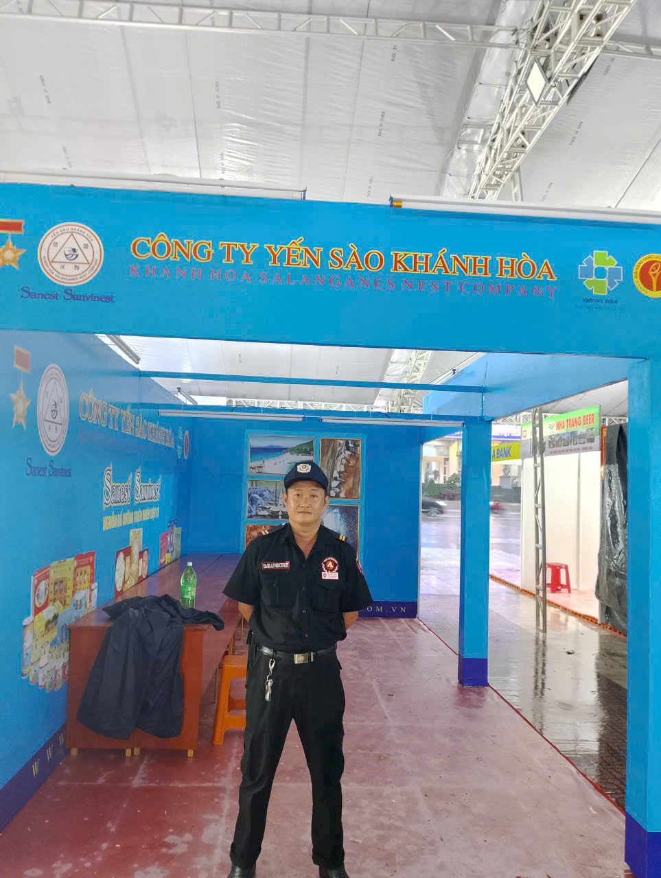 Bảo vệ gian hàng Yến Sào Khánh Hòa tại hội chợ